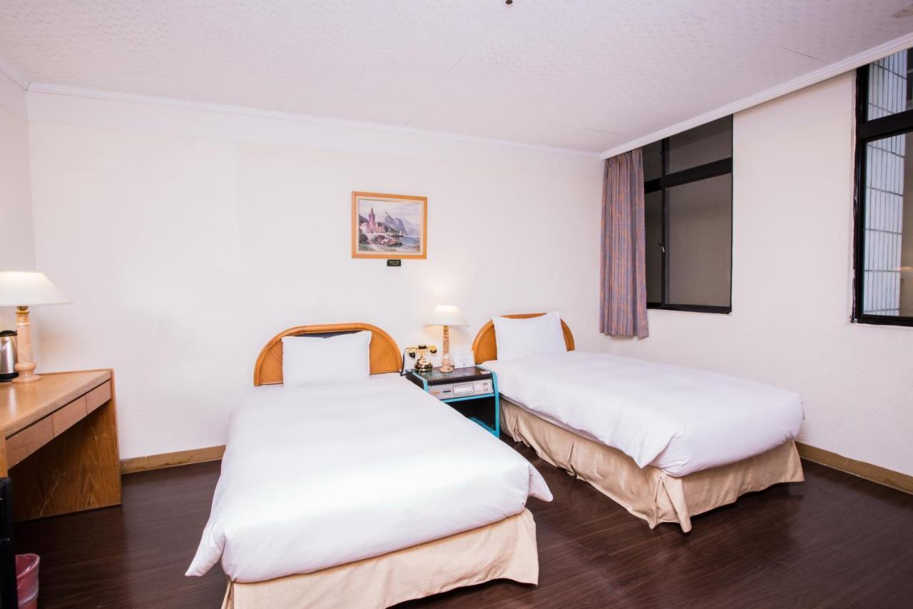 Back Home Hotel Chiayi Extérieur photo