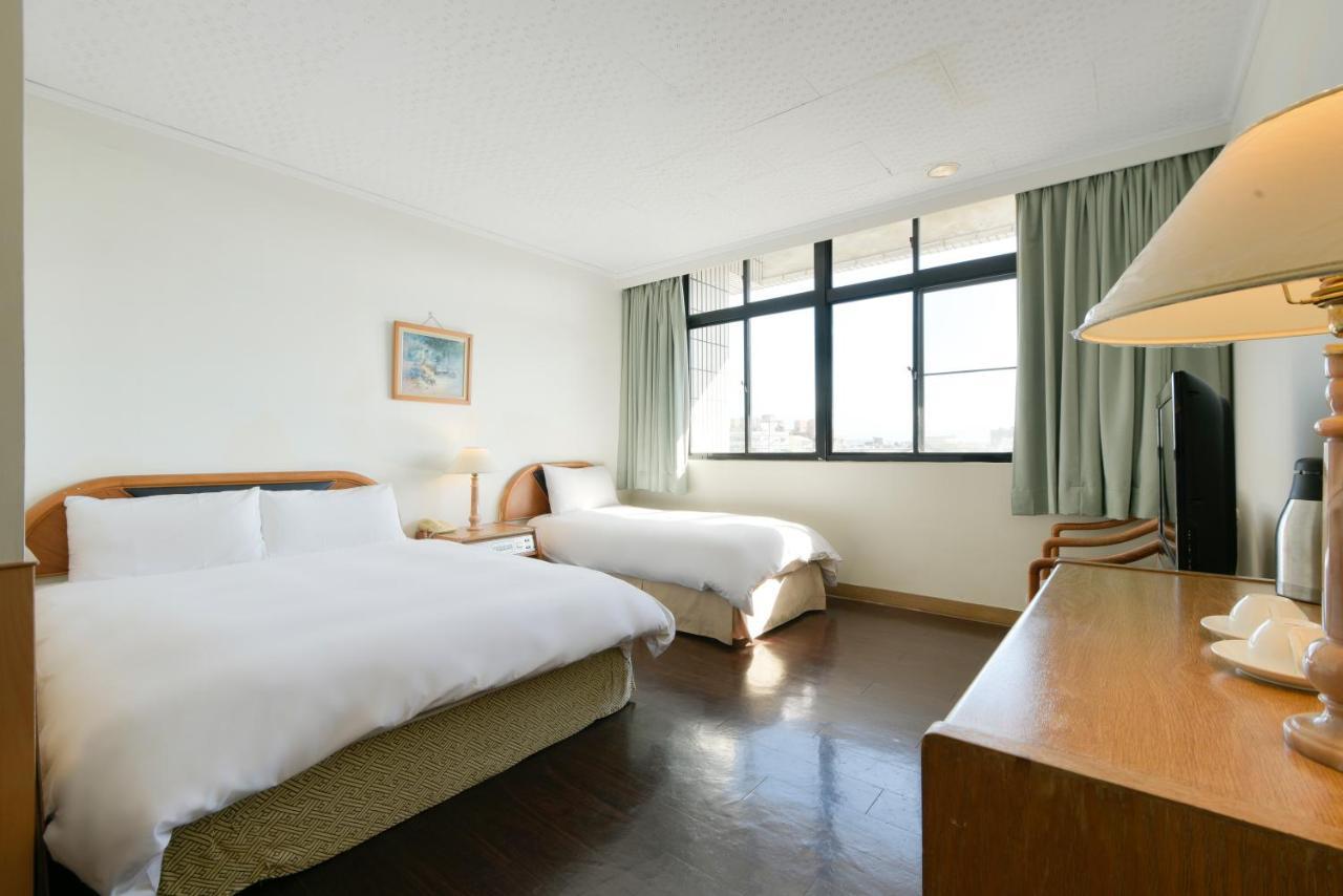 Back Home Hotel Chiayi Extérieur photo