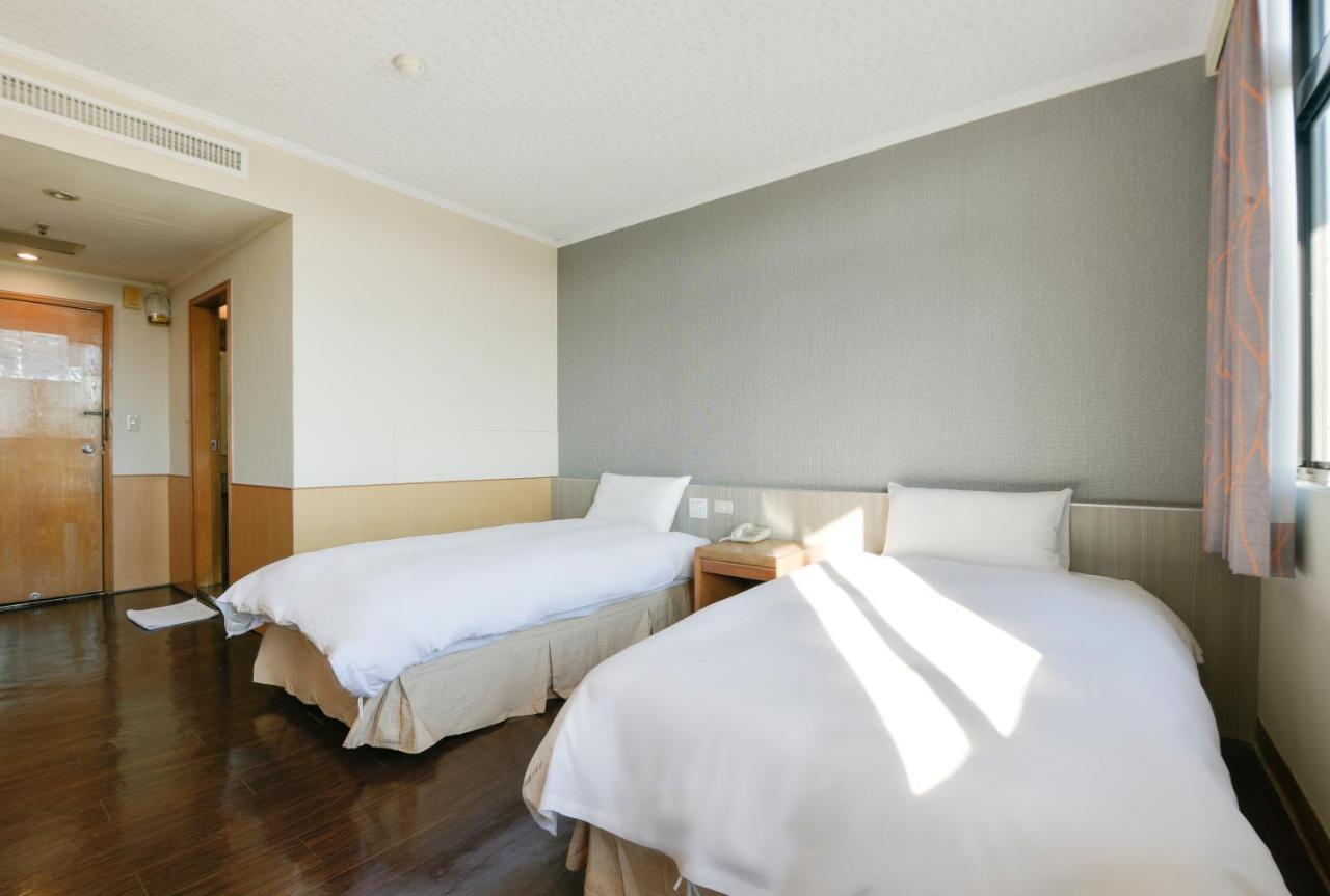 Back Home Hotel Chiayi Extérieur photo