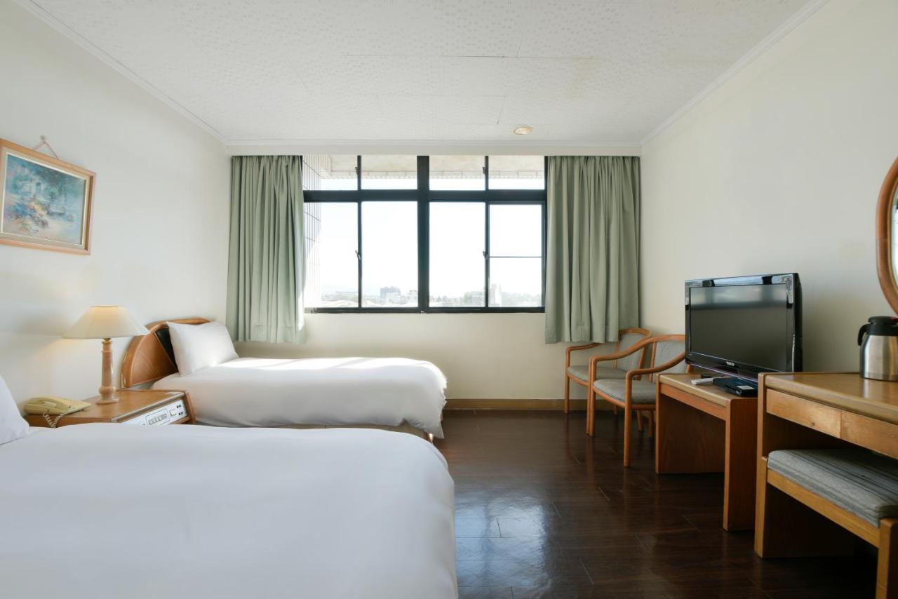 Back Home Hotel Chiayi Extérieur photo