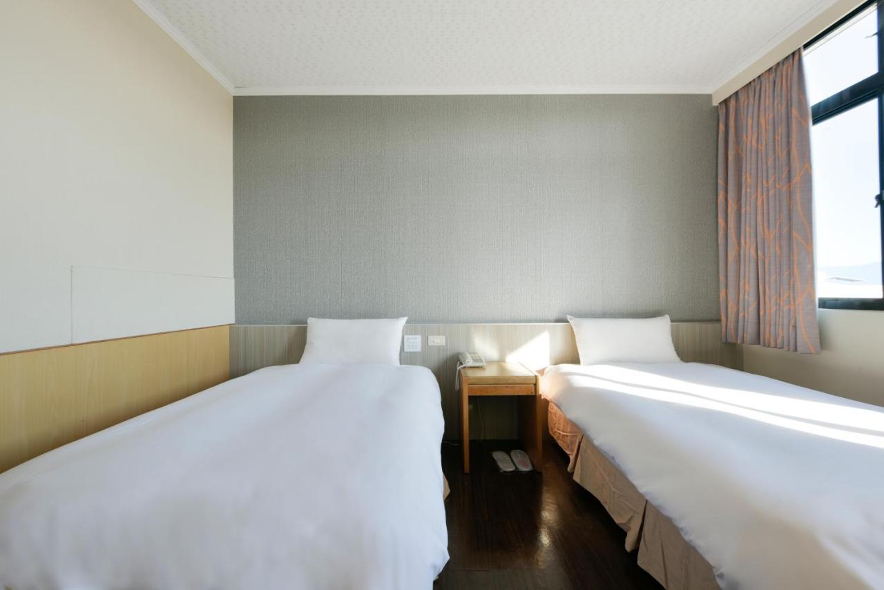 Back Home Hotel Chiayi Extérieur photo