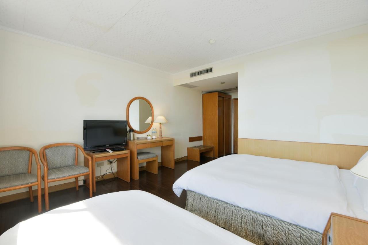 Back Home Hotel Chiayi Extérieur photo