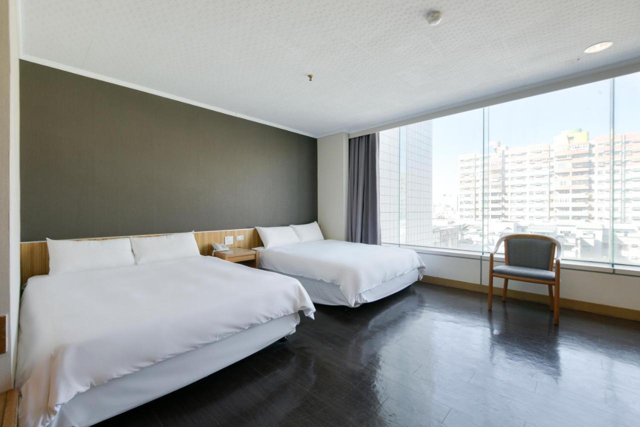 Back Home Hotel Chiayi Extérieur photo