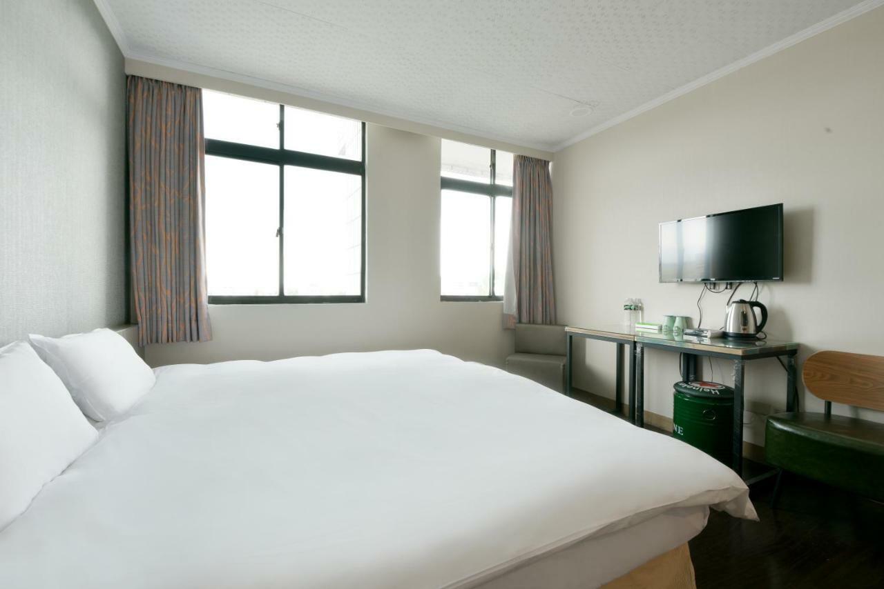 Back Home Hotel Chiayi Extérieur photo