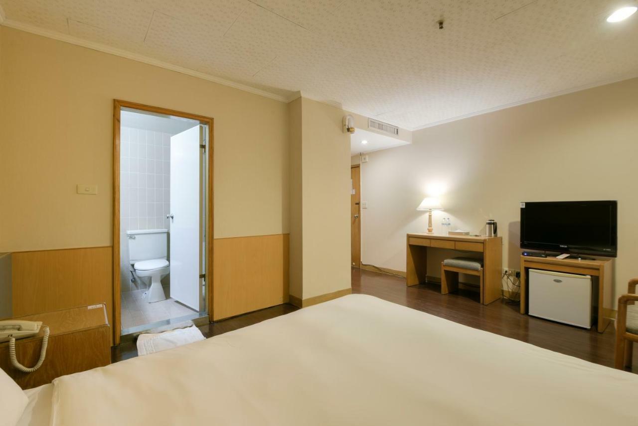 Back Home Hotel Chiayi Extérieur photo