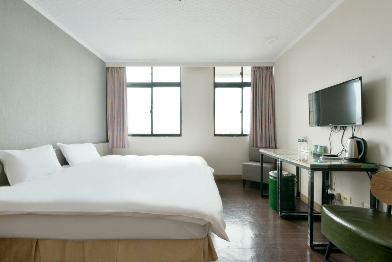 Back Home Hotel Chiayi Extérieur photo