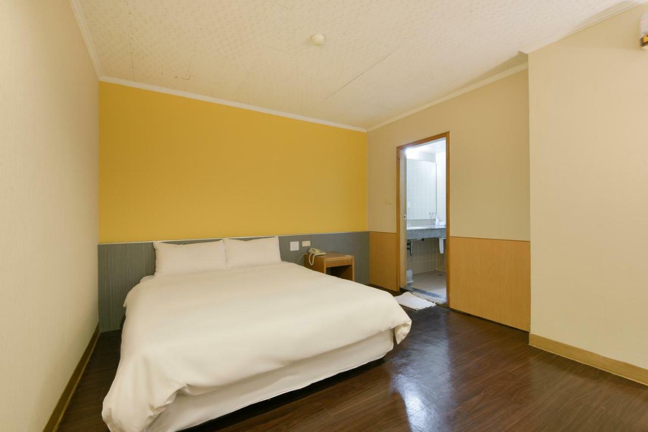 Back Home Hotel Chiayi Extérieur photo