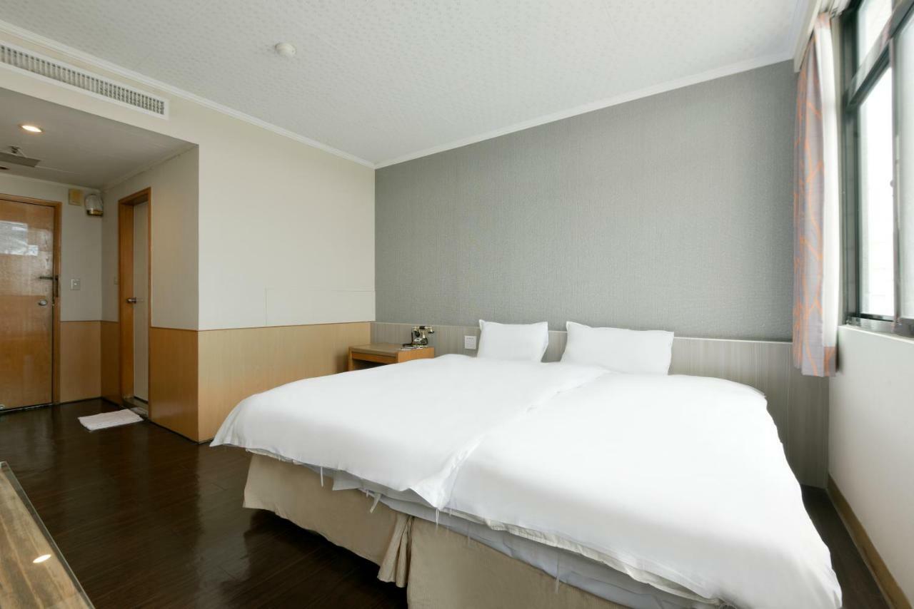 Back Home Hotel Chiayi Extérieur photo